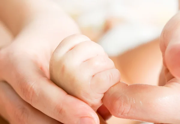 Mother's and baby's hands — Stock Photo, Image