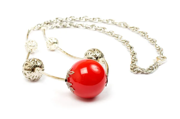 Červený drahokam náhrdelník na bílém pozadí — Stock fotografie