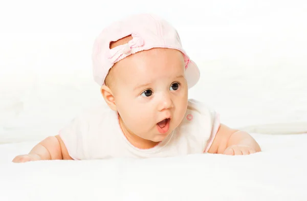Портрет девочка в розовой шляпе — стоковое фото