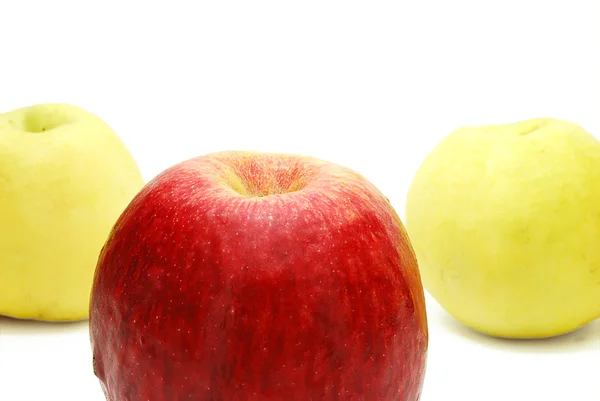 Roter Apfel vor gelbem — Stockfoto