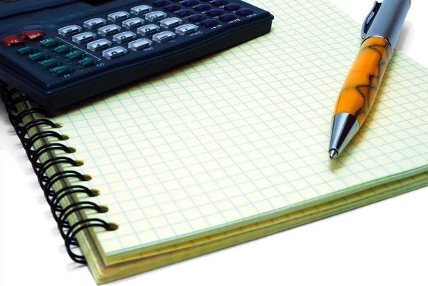 Notizbuch, Stift und Kalkulator — Stockfoto