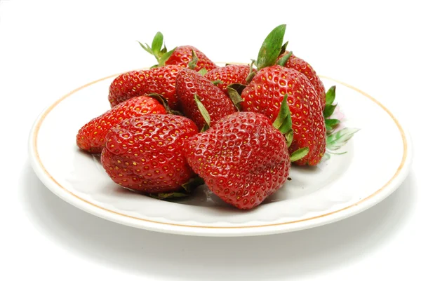 Teller mit roten Erdbeeren — Stockfoto