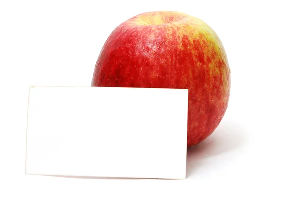 Roter Apfel mit Blanko-Karte — Stockfoto
