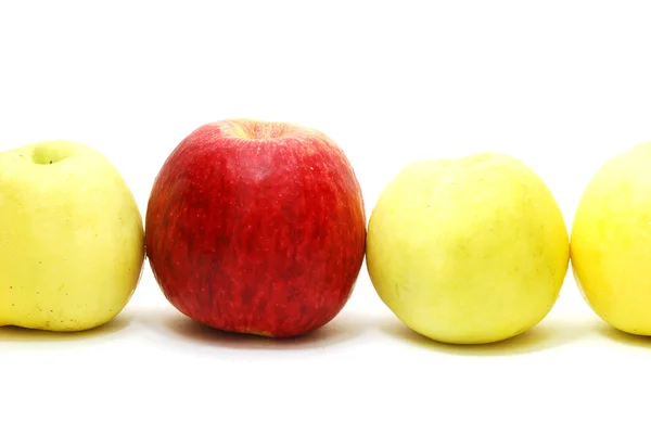 Červené jablko mezi žlutá — Stock fotografie