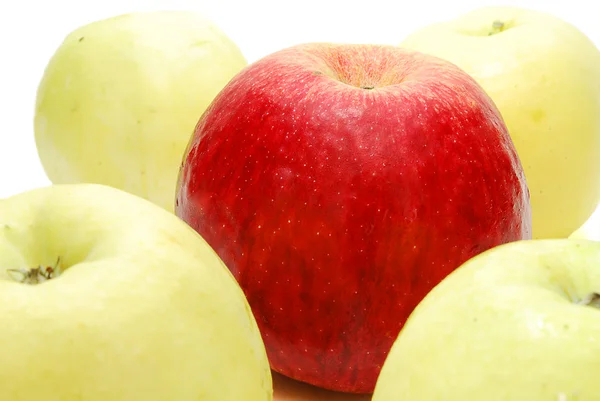 Czerwone jabłko między żółty — Zdjęcie stockowe