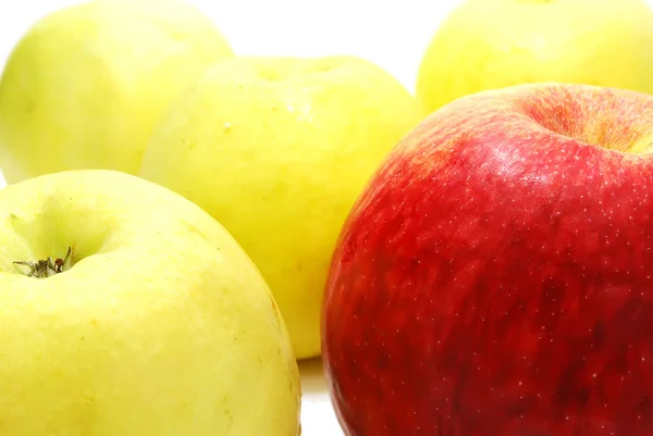 Červené jablko mezi žlutá — Stock fotografie