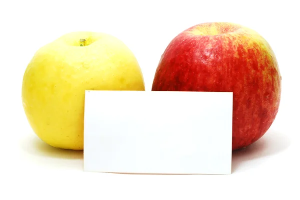 Červené a žluté jablka s kartou — Stock fotografie