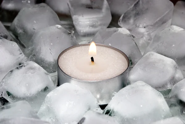 冰和蜡烛 — 图库照片