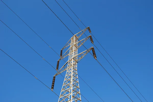 Электрическая башня и провода — стоковое фото
