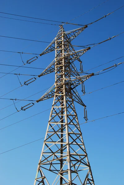 Электрическая башня и провода — стоковое фото