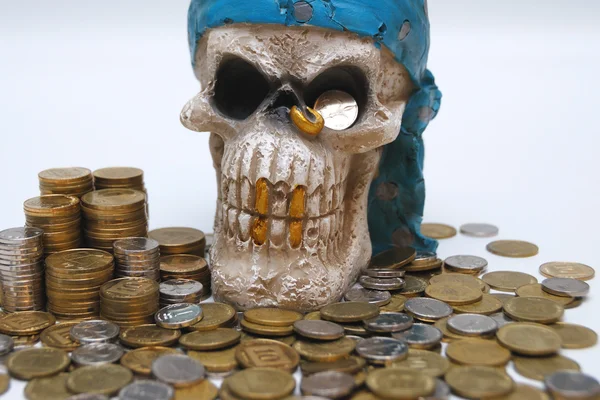 Monedas y cráneo —  Fotos de Stock