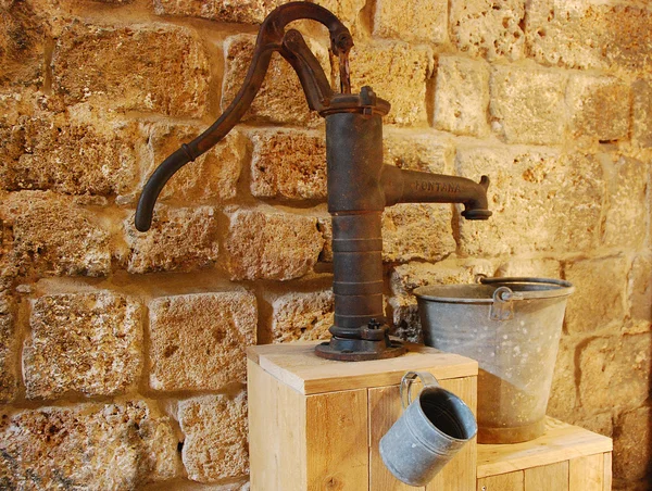 Ancienne pompe à eau — Photo