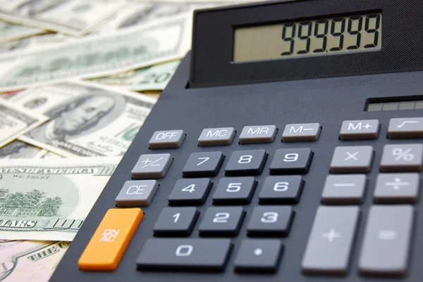 Kalkulator na tle pieniędzy — Zdjęcie stockowe