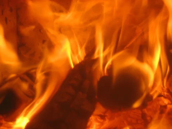 Yanan ateş ve kömür, kullanılabilir bir — Stok fotoğraf