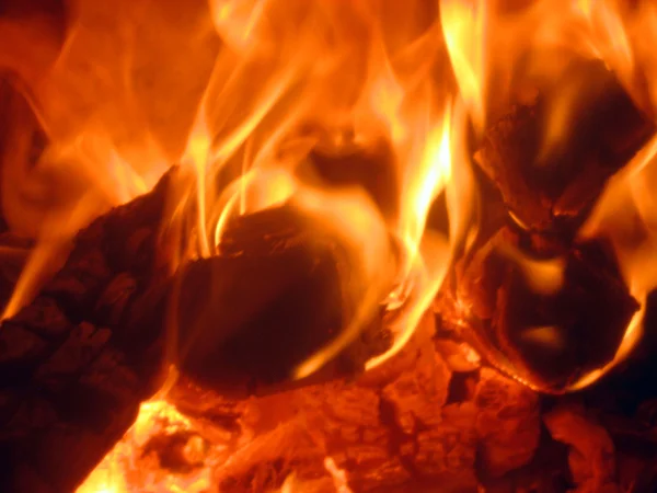 燃烧的火和木炭中，可以使用一 — 图库照片
