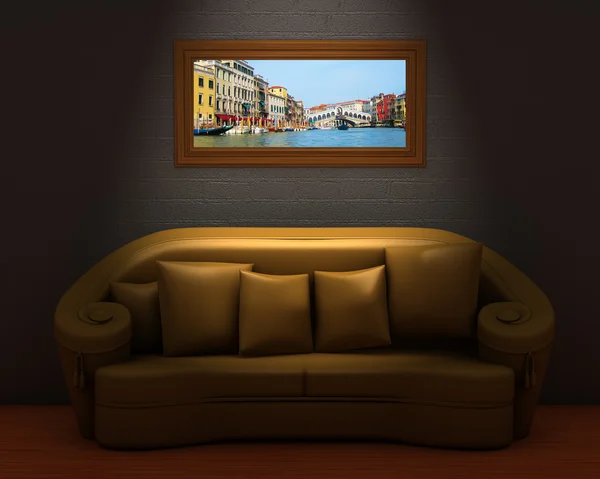Gelbe Couch mit Erinnerungen an den Urlaub — Stockfoto