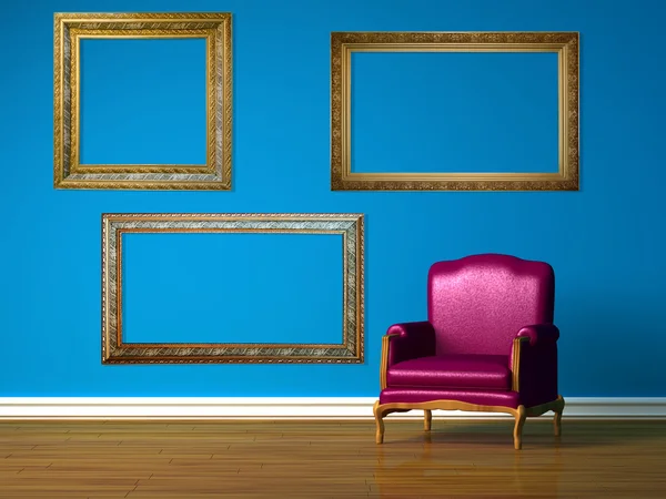 Cadeira roxa no interior minimalista azul — Fotografia de Stock