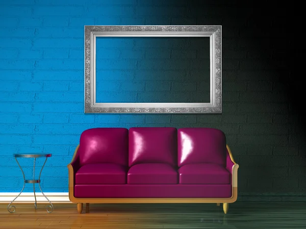 Фиолетовый диван, стол и стандартная лампа — стоковое фото