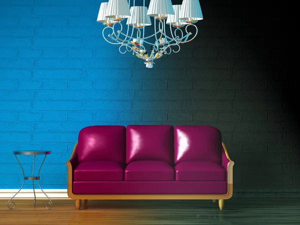 Sofá púrpura, mesa y lámpara estándar — Foto de Stock