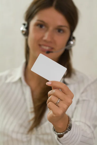 Chytrá holka s bankovní kartou v ruce — Stock fotografie