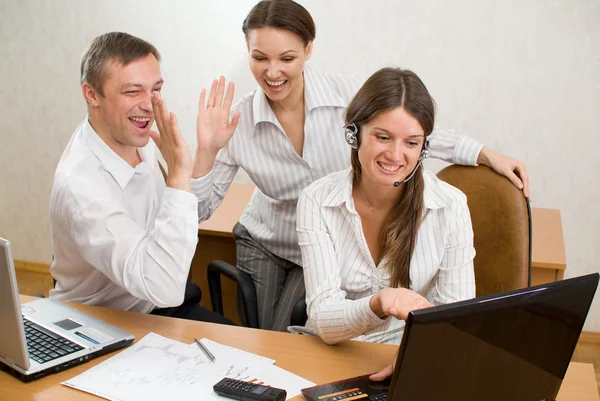 Young businesspeople with the gestures o — Stock Photo, Image