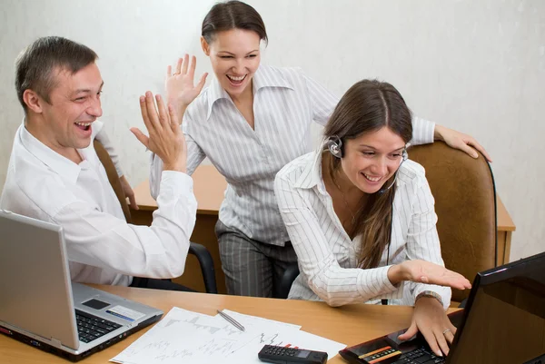 Office team med bärbara datorer och klappa gestur — Stockfoto