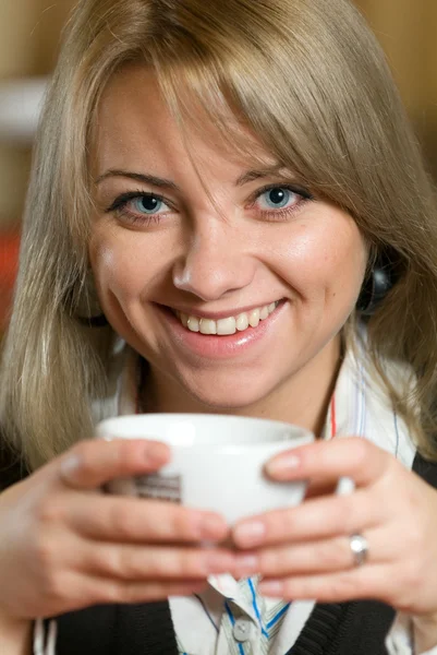 Chica alegre con una taza en las manos — Foto de Stock