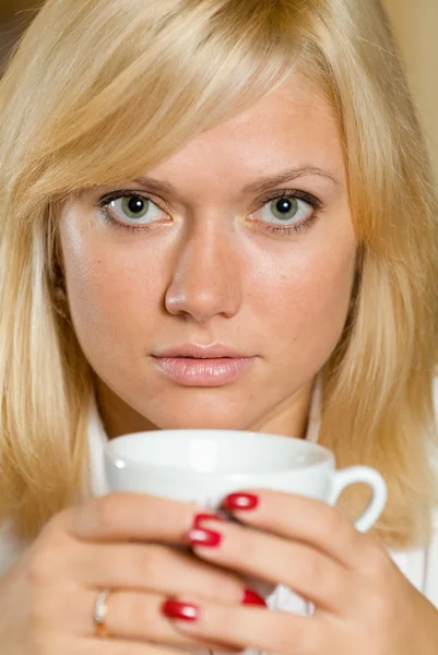 En närbild portpait av en blond med en cu — Stockfoto