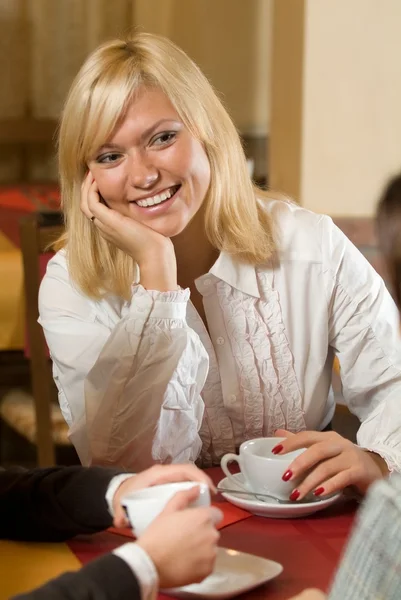 Блондин в кафе за чаем — стоковое фото
