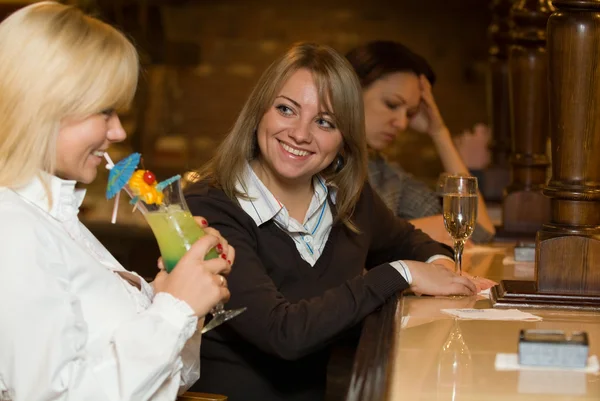 Young women in a bar with cocktail and w — Stock Photo, Image