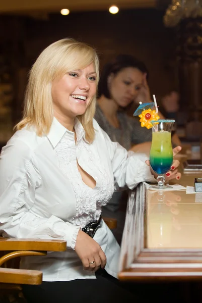 Een blonde in wit in een bar — Stockfoto