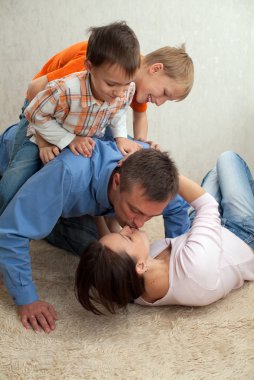 Aile odasında oynuyor