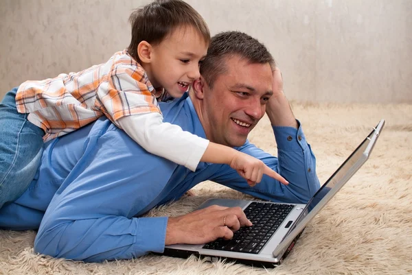 Criança com seu pai assistindo no la — Fotografia de Stock