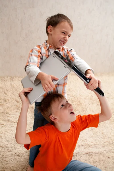Zwei Kinder mit Laptop — Stockfoto