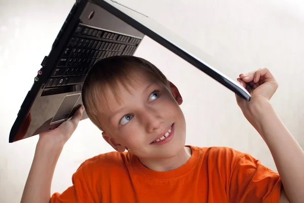 Kind behält Notizbuch auf dem Kopf — Stockfoto