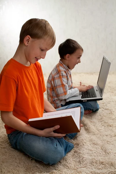 Dvě děti s knihami a laptop — Stock fotografie