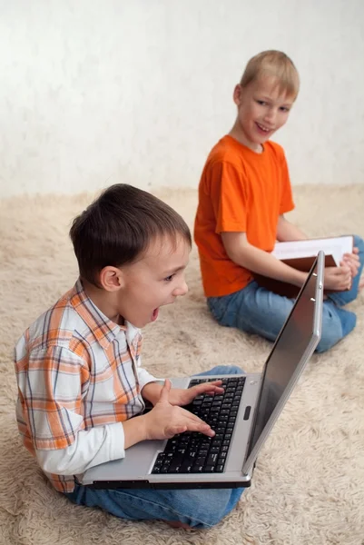 Niños con libros y laptop — Foto de Stock