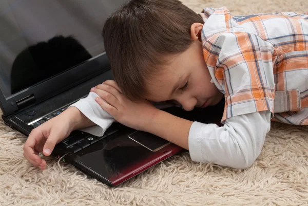 Bebê dorme em um laptop — Fotografia de Stock