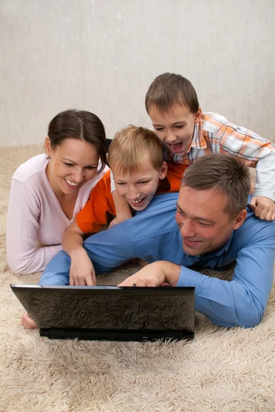 Сім'я дивиться на ноутбук — стокове фото