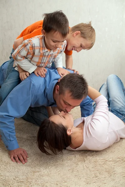 Family plays in the room — Stock Photo, Image