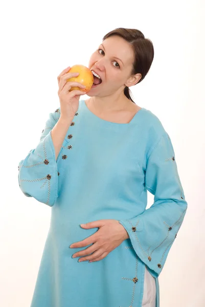 Kobieta w sukience niebieski jabłko jedzenie — Zdjęcie stockowe