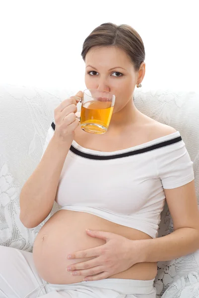 Szczęśliwa kobieta w ciąży picie herbaty — Zdjęcie stockowe