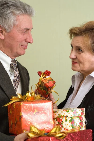 El hombre le da regalos a una mujer — Foto de Stock
