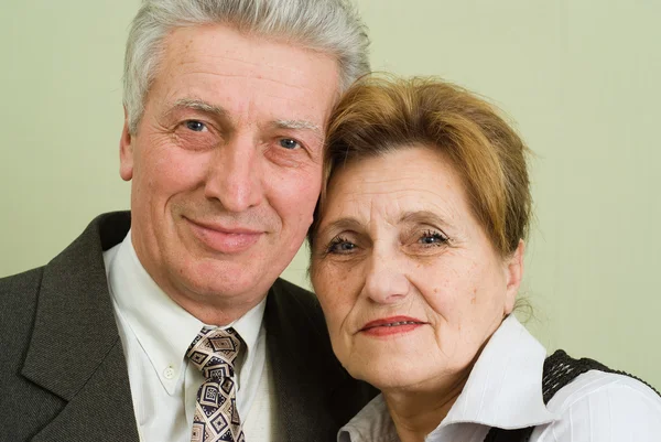 Hermosa pareja de ancianos hombres de negocios — Foto de Stock