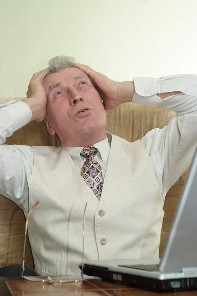 Hombre de negocios frustrado con un ordenador portátil — Foto de Stock