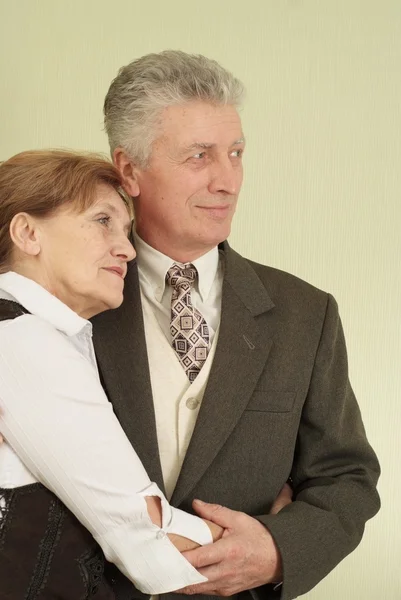 Bejaarde echtpaar kijkt ernaar uit — Stockfoto