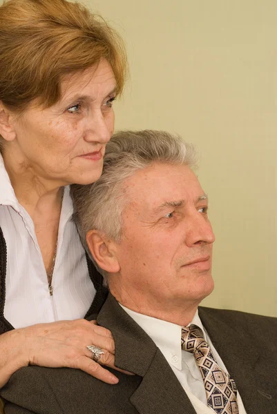 Bejaarde echtpaar op zoek in de verte — Stockfoto