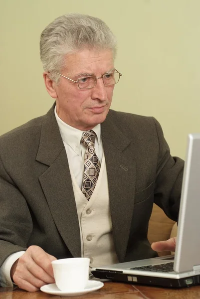 Man looking at the computer — Stock Photo, Image