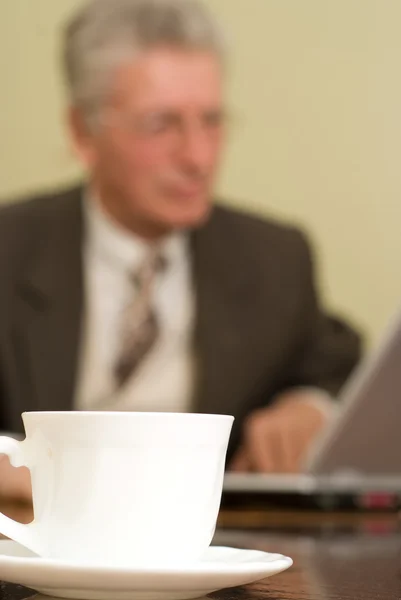 Affärsman som sitter med en bärbar dator — Stockfoto