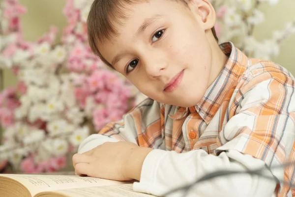 Pojken bredvid boken — Stockfoto